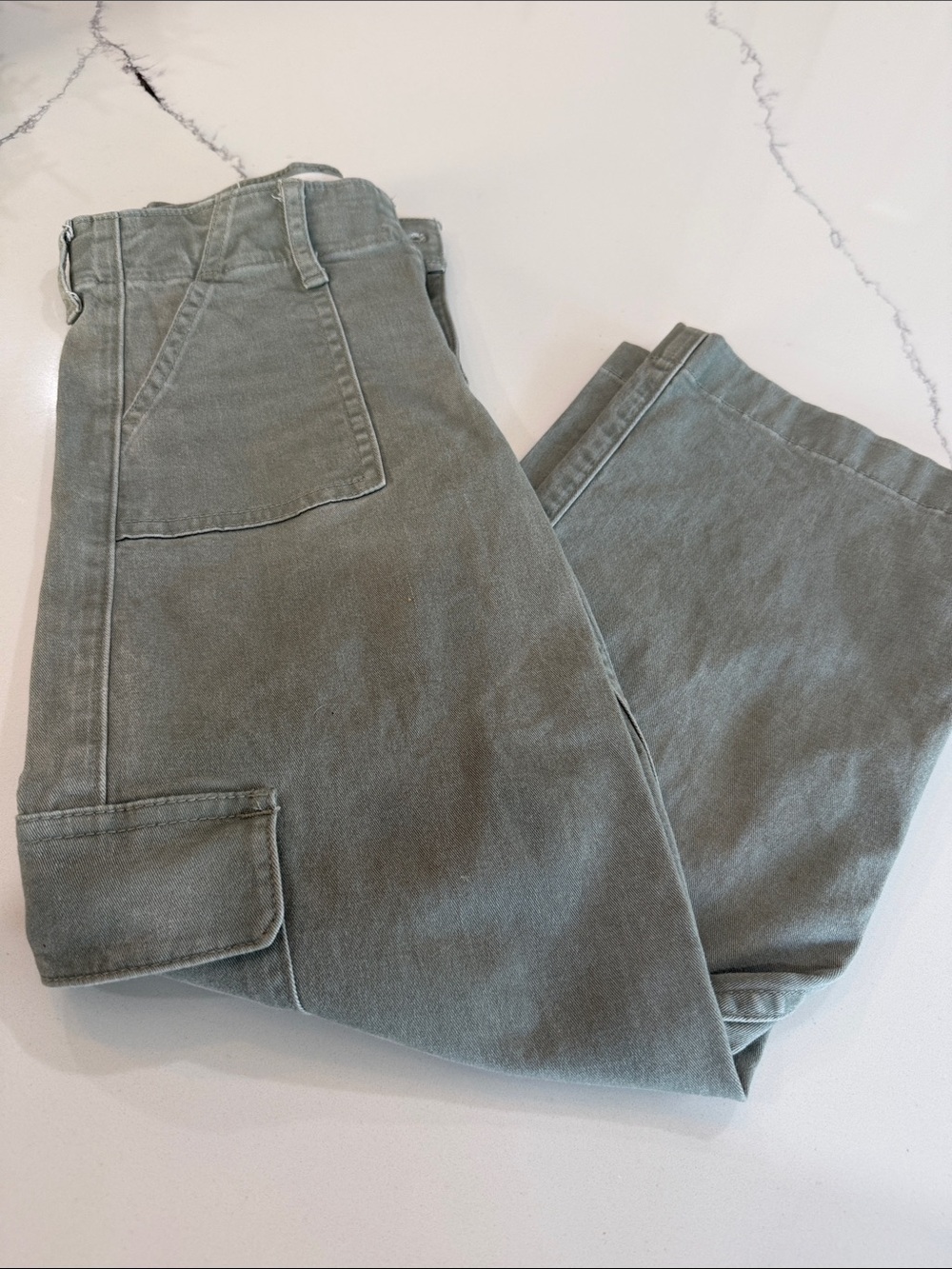 Abercrombie kids Cargo pants in Olive Green size 5/6 long